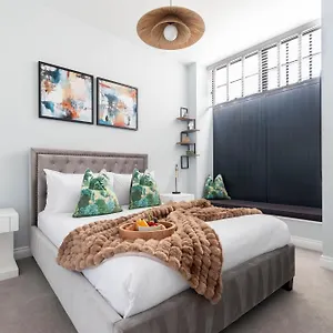 https://stylish-2-bedroom-town-centre-apartment.tophotelsbath.com